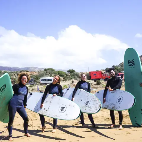 Groupe de surfeurs prêts à entrer dans l'eau