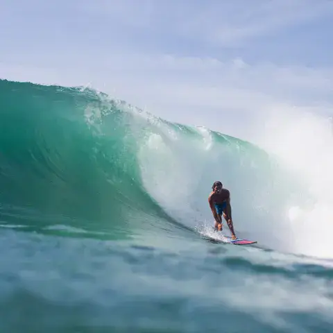 Surfeur dans le tube d'une vague