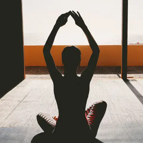 Séance de yoga face à l'océan