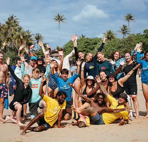 Groupe de surfeurs sur la plage
