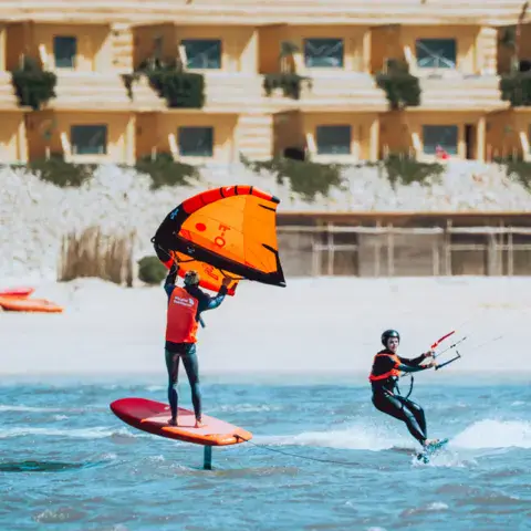 Séance de wingfoil et de kitesurf sur la lagune devant la plage
