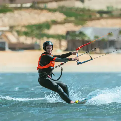 Kitesurfeur en navigation sur la lagune de Dakhla