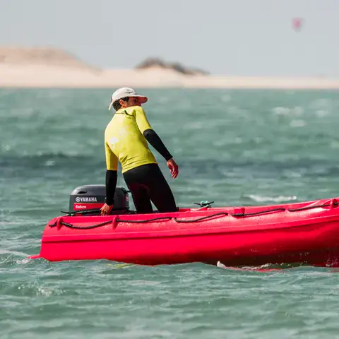 Bateau de sécurité sur le plan d'eau