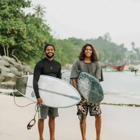Deux coachs avec leurs planches au bord de l'eau