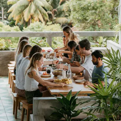 Repas en groupe sur la terrasse du camp