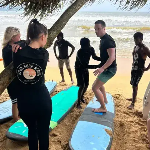 Petit groupe avec le moniteur sur la plage