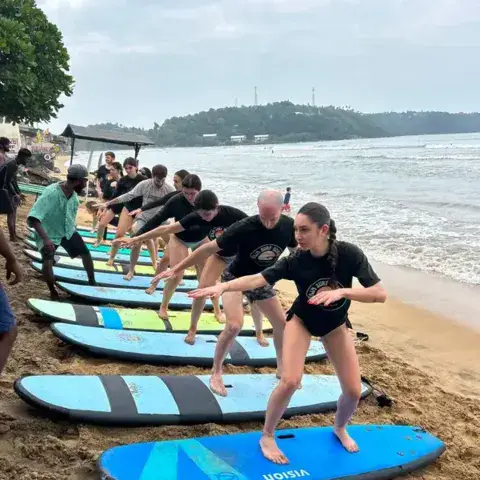 Élèves en échauffement sur leurs planches en mousse