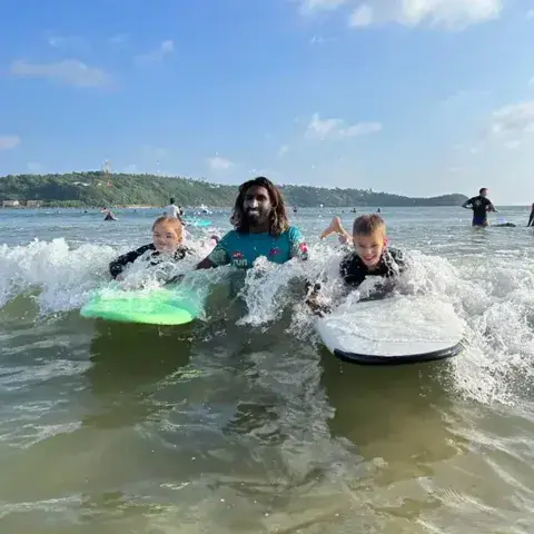 Moniteur et enfants dans l'eau pendant un cours