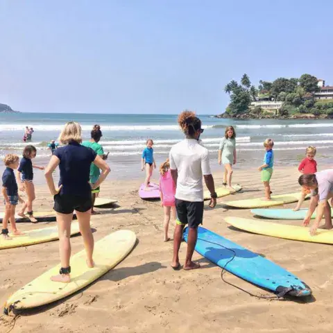 Cours de surf pour enfants sur la plage d'Unawatuna
