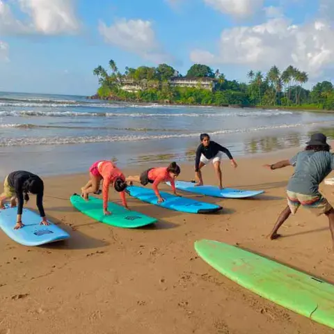 Exercices de lever sur le sable avec le moniteur