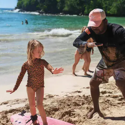 Leçon de surf pour un enfant sur la plage