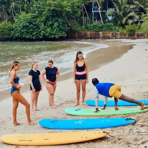 Cours de surf pour un groupe sur la plage