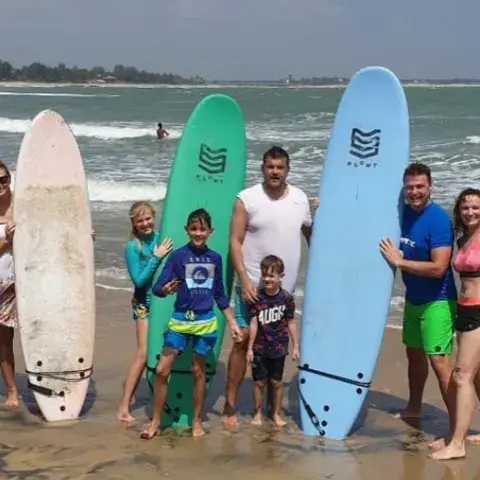 Cours de surf en famille au bord de l'eau
