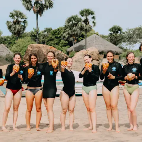 Groupe sur la plage après la séance de surf