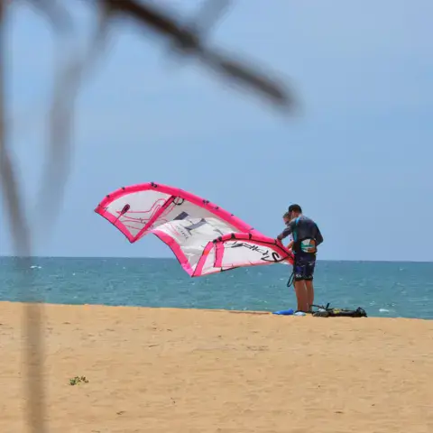 Préparation d'une aile sur la plage