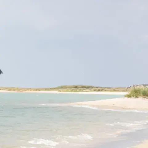 Kitesurfeuse sur une plage de l'île