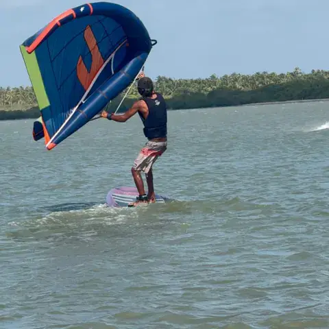 Rider de wing foil sur le lagon