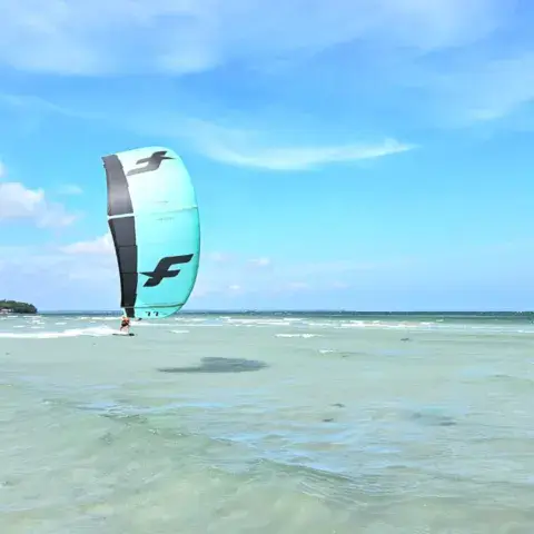 Kite F-One sur l'eau plate du lagon