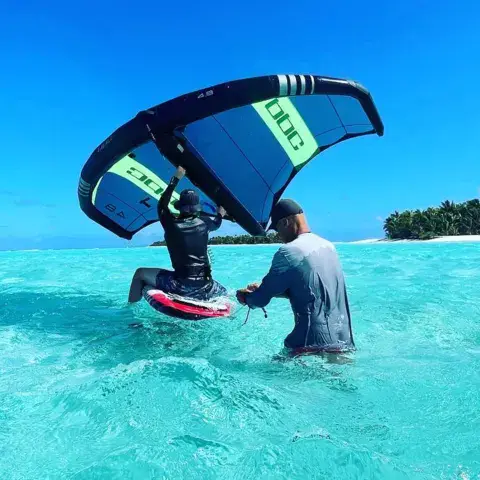 Initiation au wing foil, les pieds dans l'eau du lagon