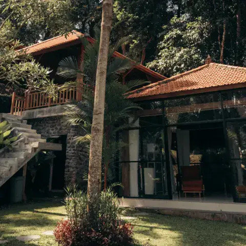 Maison en bois au milieu de la végétation, hébergement du camp