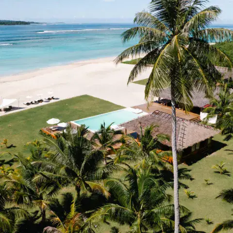 Le resort entre plage et cocotiers, vu du ciel