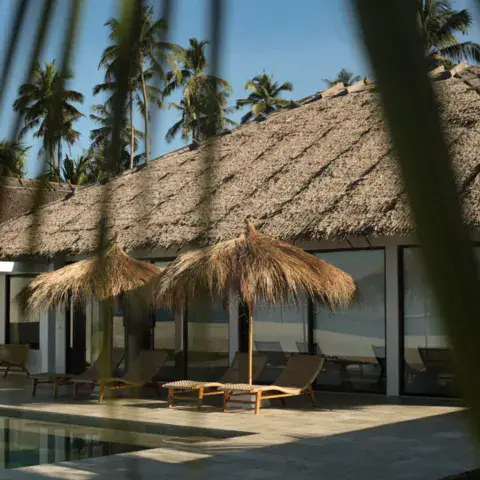 Villa au toit de chaume et piscine