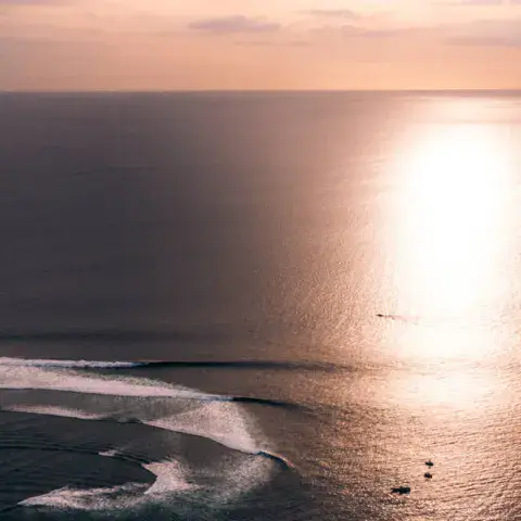 Vagues au large au coucher du soleil