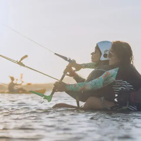 Cours de kitesurf dans l'eau
