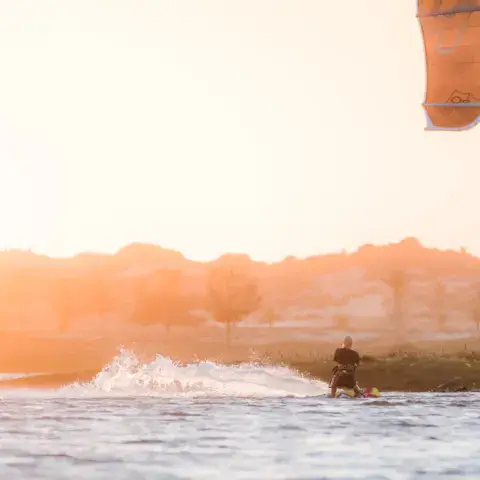 Kitesurfeur au coucher du soleil sur la lagune