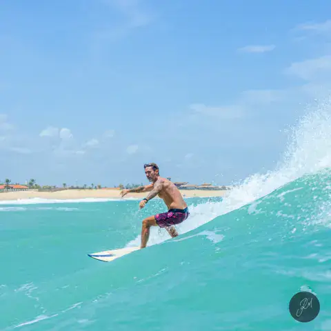Surfeur sur une vague