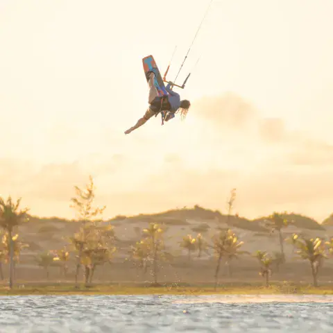 Saut de kitesurf au coucher du soleil