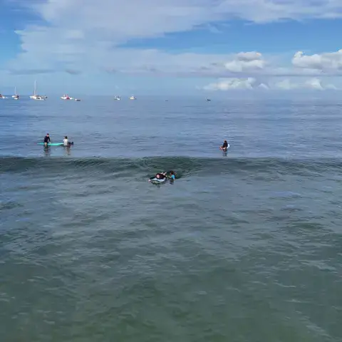 Séance de surf dans la baie, vue aérienne