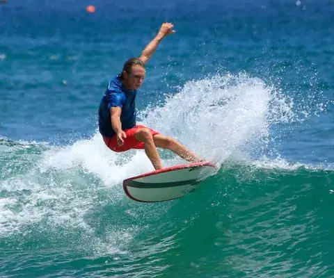 Un surfeur sur une vague