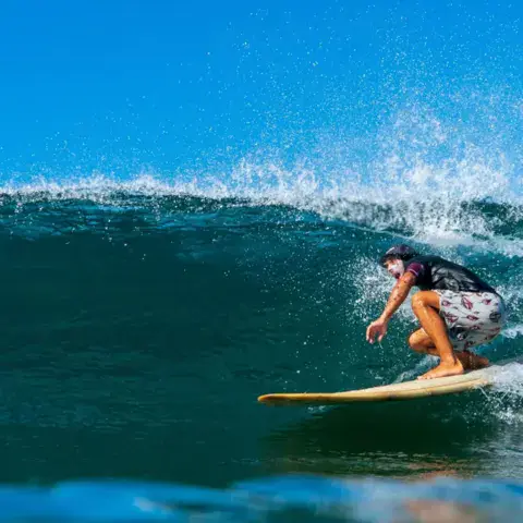 Un surfeur dans le creux d'une vague