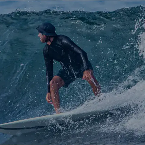 Surfeur sur une vague