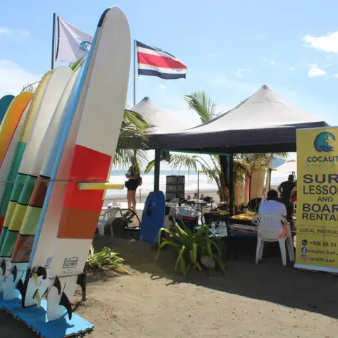 Stand de l'école avec ses planches de location sur la plage