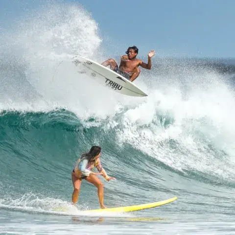 Deux surfeurs sur la même vague