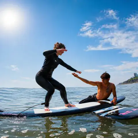 Exercice de lever sur la planche avec le moniteur