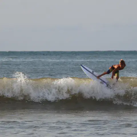 Surfeur sur une vague