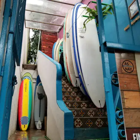 Planches de surf rangées dans l'escalier de l'école