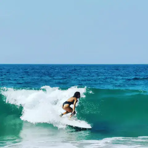 Surfeuse sur une vague
