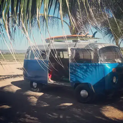 Camionnette avec planches de surf sur le toit