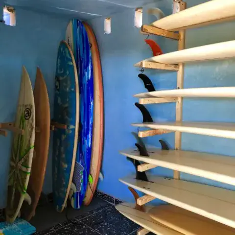Local de rangement des planches de surf