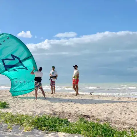 Préparation d'une aile sur la plage avec des élèves