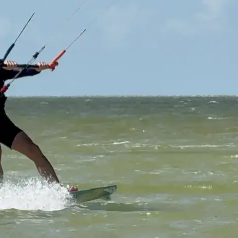 Kitesurfeur en navigation en eau peu profonde