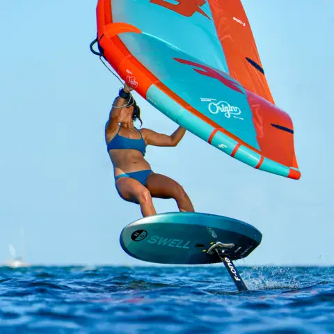 Rider de wing foil au-dessus de l'eau