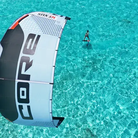 Kite Core vu du ciel au-dessus d'une eau turquoise