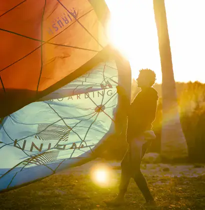 Une aile de kite à contre-jour, au soleil couchant