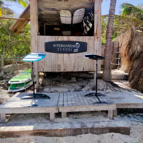 Cabane en bois sur la plage, avec des planches