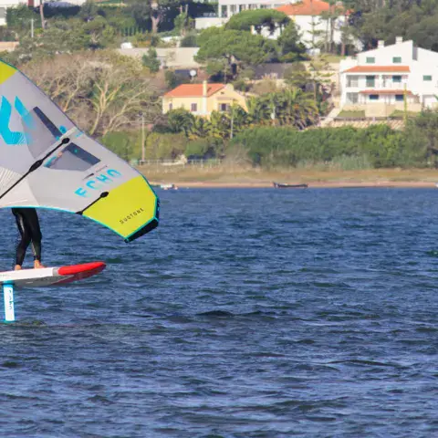 Rider en wingfoil sur la lagune / Wingfoil rider on the lagoon